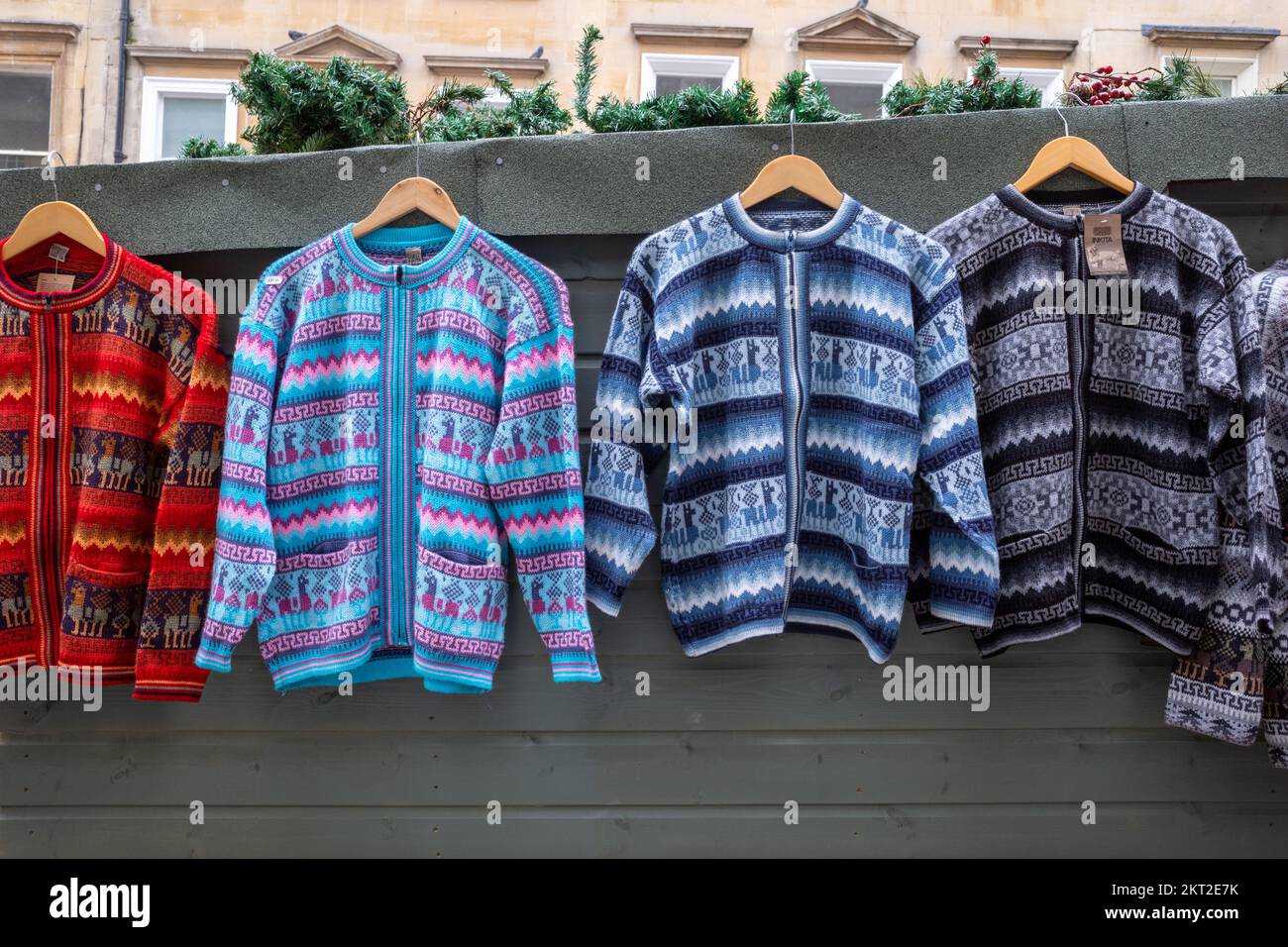 Handgemachte Strickjacken aus Wolle auf einem Stand in Bath Markets (Nov22) Stockfoto
