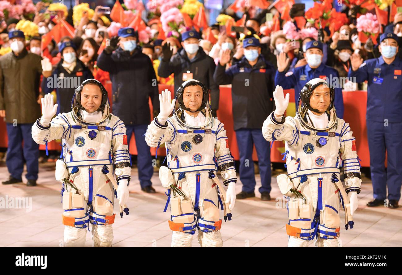(221129) -- JIUQUAN, 29. November 2022 (Xinhua) -- Eine Abschiedszeremonie für drei chinesische Astronauten der bemannten Raumfahrtmission Shenzhou-15 findet am 29. November 2022 im Jiuquan Satellite Launch Center im Nordwesten Chinas statt. Die Astronauten Fei Junlong (R), Deng Qingming (C) und Zhang Lu haben jahrelange mühsame Schulungen für diese sechsmonatige Mission erhalten, in deren Verlauf der Bau der chinesischen Raumstation offiziell abgeschlossen sein wird. (Xinhua/Liu Lei) Stockfoto