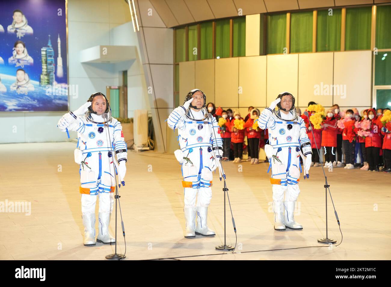 (221129) -- JIUQUAN, 29. November 2022 (Xinhua) -- Eine Abschiedszeremonie für drei chinesische Astronauten der bemannten Raumfahrtmission Shenzhou-15 findet am 29. November 2022 im Jiuquan Satellite Launch Center im Nordwesten Chinas statt. Die Astronauten Fei Junlong (C), Deng Qingming (R) und Zhang Lu haben jahrelange mühsame Schulungen für diese sechsmonatige Mission erhalten, in deren Verlauf der Bau der chinesischen Raumstation offiziell abgeschlossen sein wird. (Xinhua/Li-Gang) Stockfoto