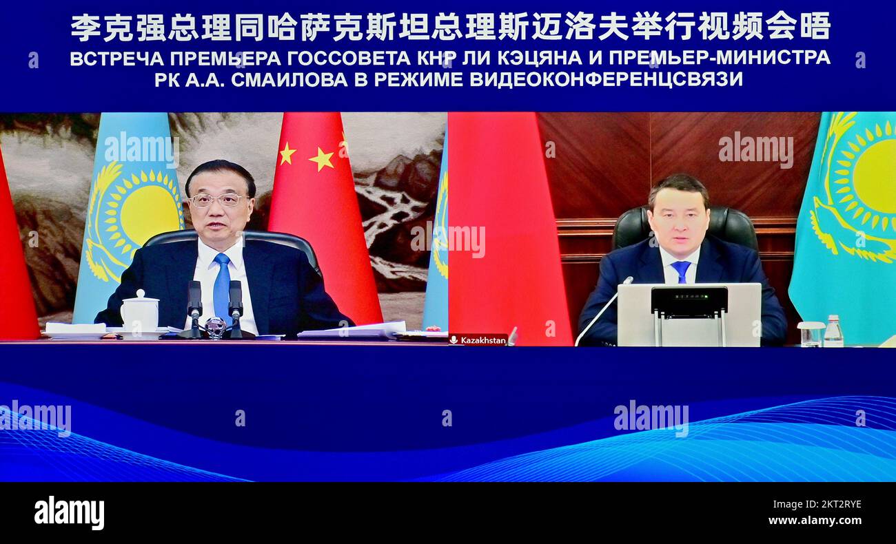 (221129) -- PEKING, 29. November 2022 (Xinhua) -- der chinesische Ministerpräsident Li Keqiang trifft sich mit dem kasachischen Ministerpräsidenten Alikhan Smailov über einen Videolink in der Großen Volkshalle in Peking, Hauptstadt Chinas, am 29. November 2022. (Xinhua/Yue Yuewei) Stockfoto