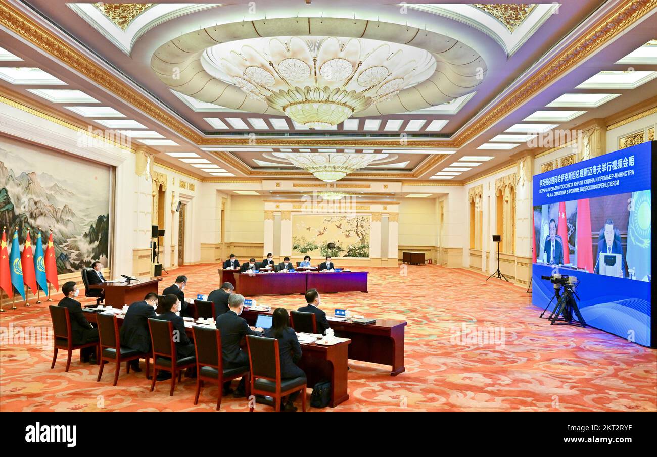 (221129) -- PEKING, 29. November 2022 (Xinhua) -- der chinesische Ministerpräsident Li Keqiang trifft sich mit dem kasachischen Ministerpräsidenten Alikhan Smailov über einen Videolink in der Großen Volkshalle in Peking, Hauptstadt Chinas, am 29. November 2022. (Xinhua/Gao Jie) Stockfoto