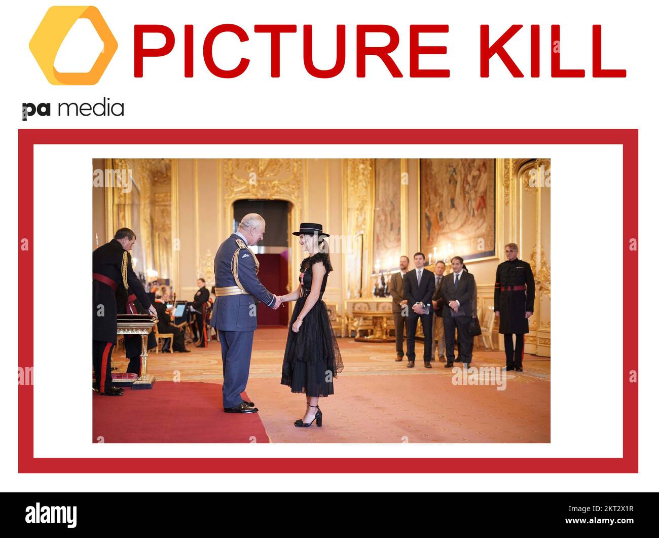 ACHTUNG, BILDREDAKTEURE, LEITENDE U-BOOTE UND BILDBIBLIOTHEKARE: Bitte löschen Sie dieses Bild, das zuvor auf der PA Media Picture Wire vom 29. September 11/2022 übertragen wurde, schlugen ROYAL Investiture auf, da es irrtümlich übertragen wurde. Eine alternative Version wird in Kürze auf der PA-Leitung übertragen. Emma Raducanu wurde von König Karl III. Im Schloss Windsor zum MBE (Mitglied des Ordens des Britischen Reiches) ernannt. Die Auszeichnung war für Tennisdienste. Foto: Dienstag, 29. November 2022. Stockfoto