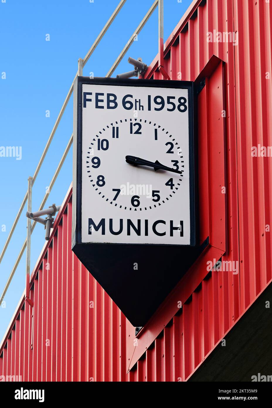 Die Münchner Uhr im Old Trafford Stadion zeigt die Uhrzeit und das Datum der Flugkatastrophe in München, die das man United Team verwüstet hat. Manchester, Großbritannien Stockfoto