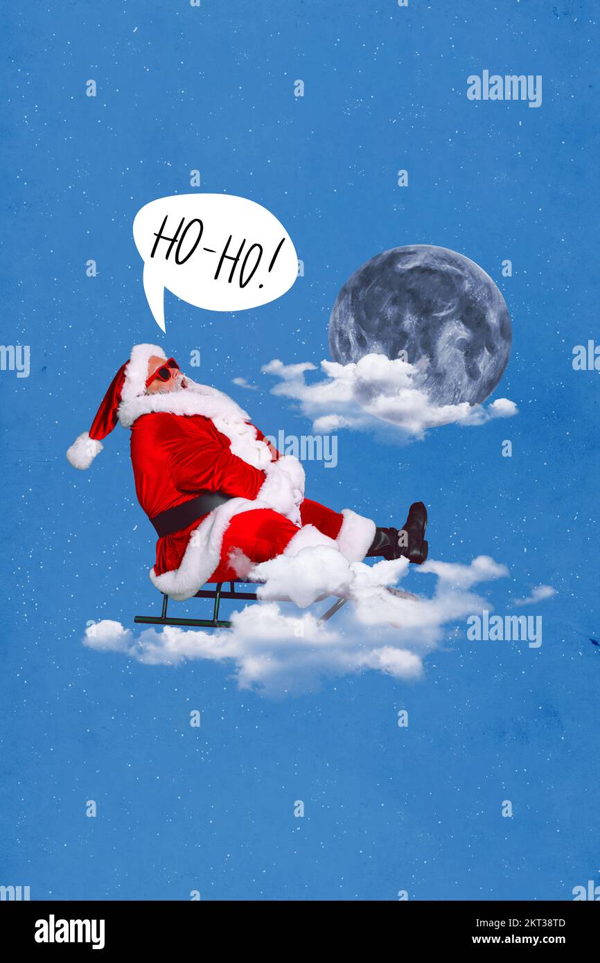 Weihnachtspostkartencollage des lustigen weihnachtsmanns, der im Himmel fliegt, präsentiert die Lieferung Say ho auf blauem Hintergrund Stockfoto