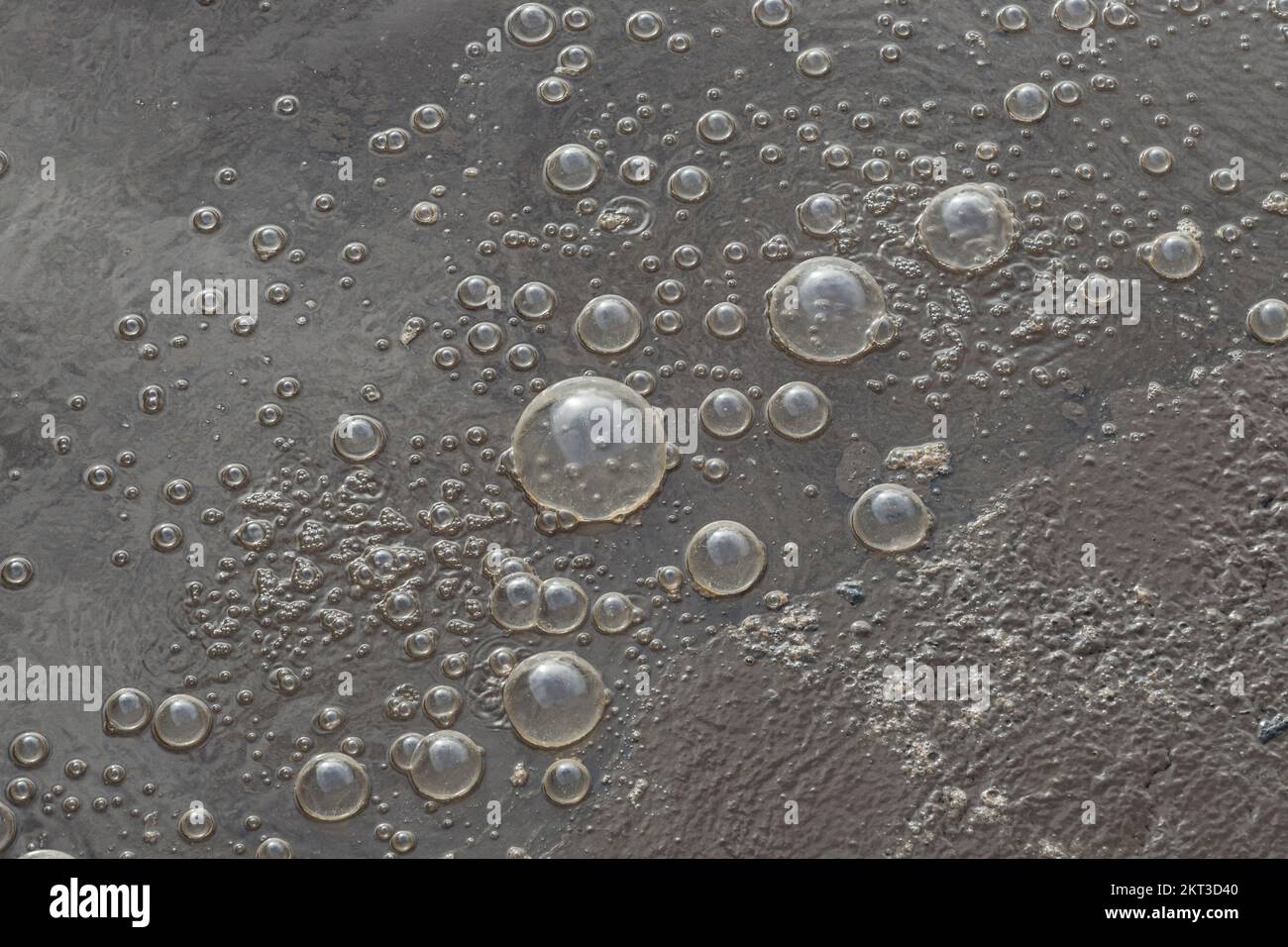 Luftblasen in Tanks von Abwasseraufbereitungsanlagen durch Belüftung in der aeroben Abwasserbehandlung, Norristown Pennsylvania, USA Stockfoto