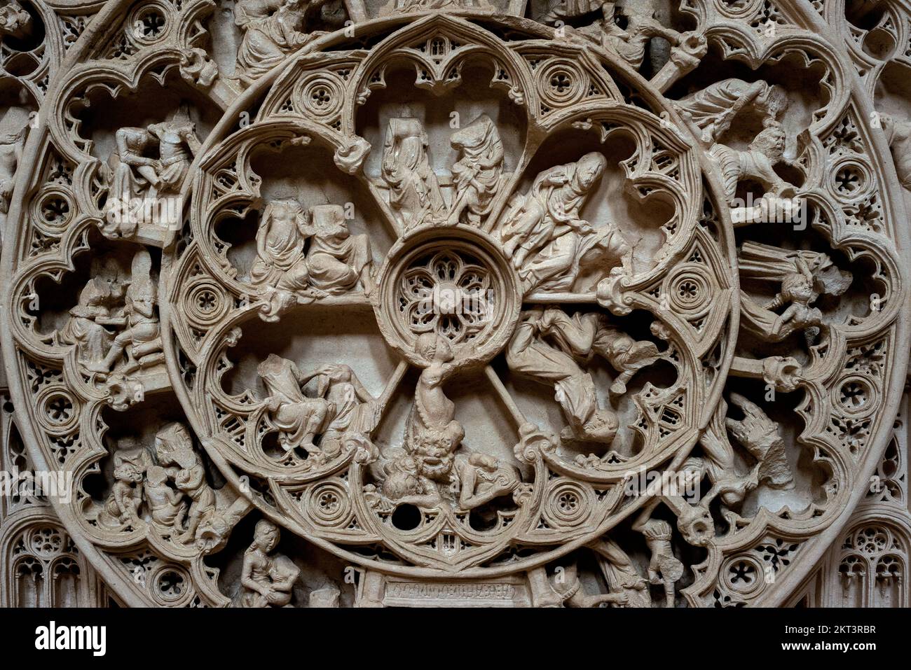 Die Räder des Schicksals und des Lebens: Das gotische „Rosenfenster“ wurde Mitte 1300s auf dem Grab von König Pedro I gegenüber dem Grab seiner ermordeten Geliebten Inês de Castro in der Kirche Mosteiro de Santa Maria in Alcobaco, Centro, Portugal, geformt, einem ehemaligen Zisterzienserkloster, das 1153 gegründet wurde. Eine umgekehrte Aufschrift unter den Rädern bedeutet: ‚Bis zum Ende der Welt …‘. Stockfoto
