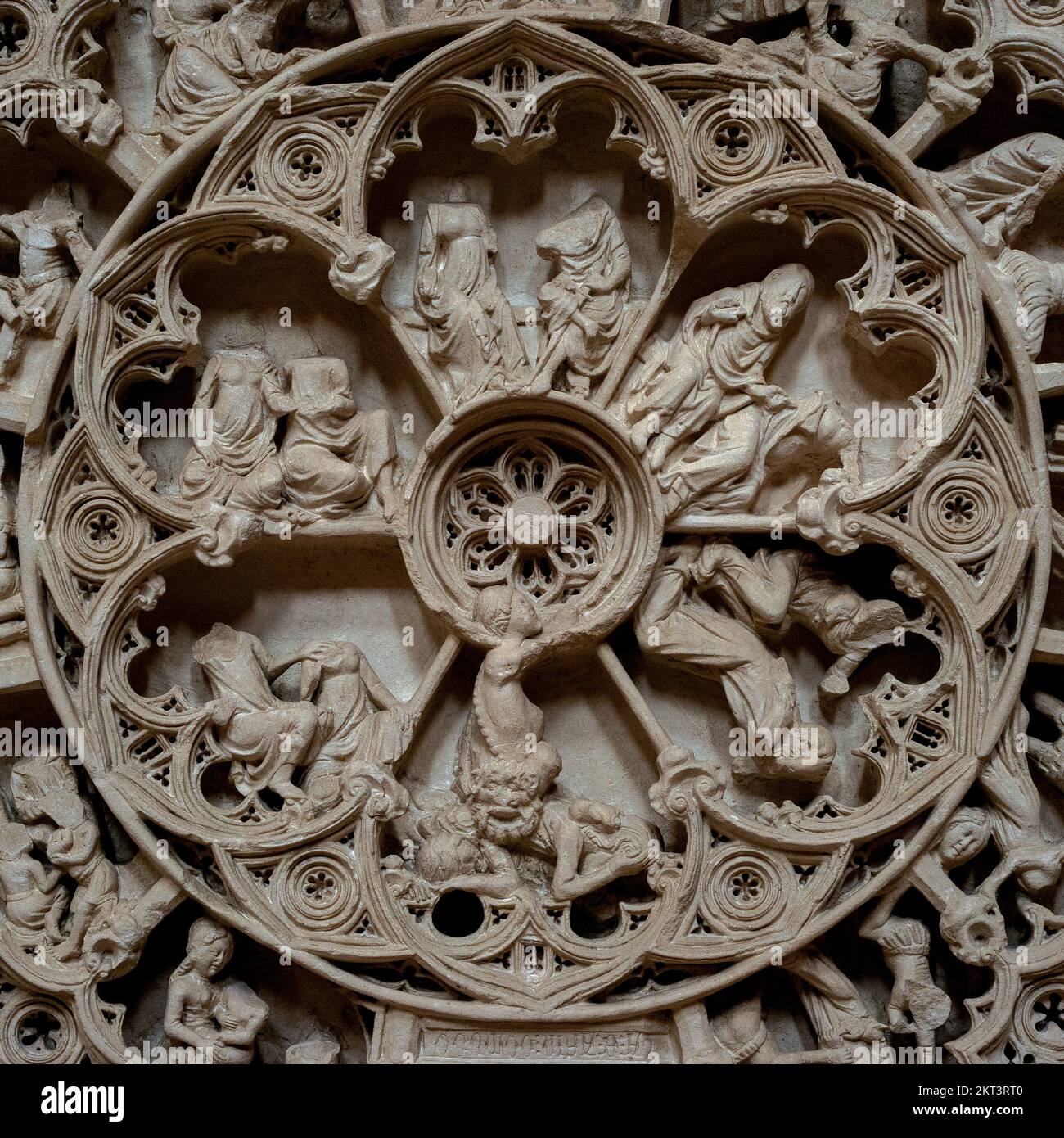 Die Räder des Schicksals und des Lebens: Quadratisches, zentrales Detail mit einem gotischen „Rosenfenster“, das Mitte 1300s auf dem Grab von König Pedro I geformt wurde, gegenüber dem seiner ermordeten Geliebten Inês de Castro in der Kirche Mosteiro de Santa Maria in Alcobaco, Centro, Portugal, einem ehemaligen Zisterzienserkloster, das 1153 gegründet wurde. Eine umgekehrte Aufschrift unter den Rädern bedeutet: ‚Bis zum Ende der Welt …‘. Stockfoto