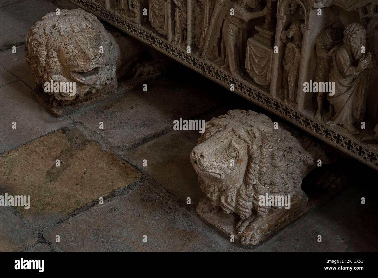 Zwei Steinlöwen scheinen zu plaudern, während sie das gotische Grab eines portugiesischen Monarchen aus dem 14.. Jahrhundert, Dom Pedro I (König Peter I von Portugal), in der Kirche des ehemaligen Zisterzienserklosters Santa Maria in Alcobacala, Centro, Portugal unterstützen. Pedro liegt gegenüber dem Grab seiner ermordeten Geliebten, Inês de Castro (1325-1355). Stockfoto