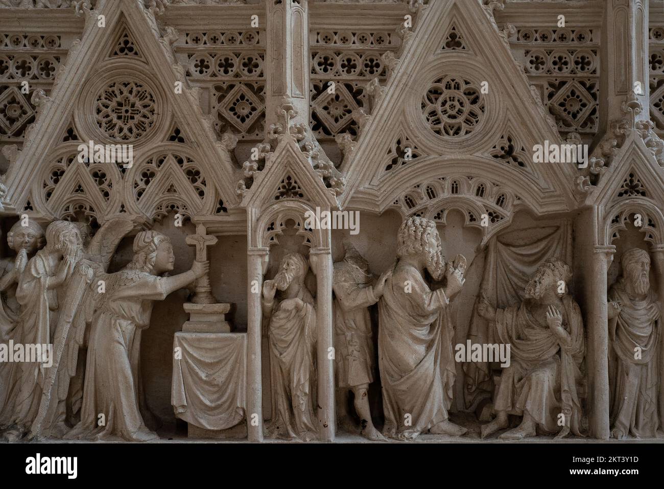 Menschen- und Engelsfiguren unter gotischen Häkeldächern. Szenen aus dem Leben des Heiligen Bartholomäus, die Mitte der 1300er Jahre auf dem Marmorgrab von Dom Pedro I. / König Peter I. (1320–1367) in der Kirche des ehemaligen Zisterzienserklosters Santa Maria in Alcobaca, Centro, Portugal, gemalt wurden. Pedro liegt gegenüber dem Grab seiner ermordeten Geliebten Inês de Castro (1325–1355). Stockfoto
