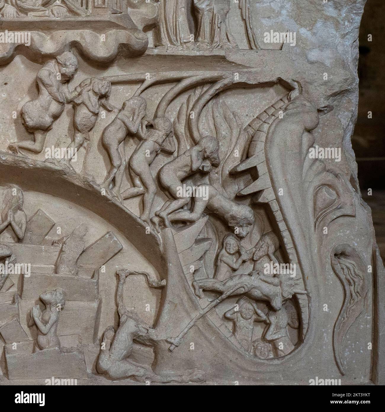 Die Verdammten fallen kopfüber in die Höllenmündung: Details der herrlich geformten Mitte 1300s gotischen Relief des letzten Gerichts auf dem Marmorgrab von Dona Inês de Castro (1325-1355), ermordete Geliebte des portugiesischen Monarchen Pedro oder Peter I. Die Liebenden sind beide in der Kirche des ehemaligen Zisterzienserklosters Santa Maria in Alcobaco, Centro, Portugal, begraben. Stockfoto
