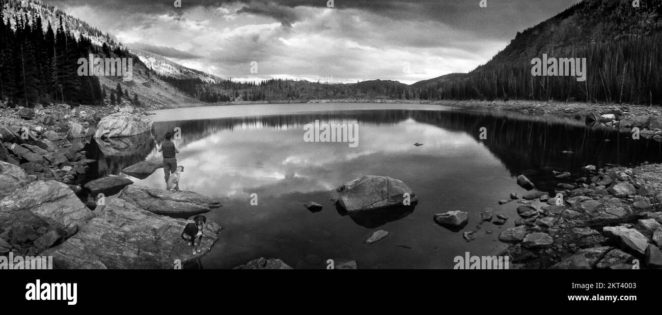 Person mit zwei Hunden fliegt im Hinterland der Bitterroot Mountains am Nelson Lake im Westen von Montana, USA Stockfoto