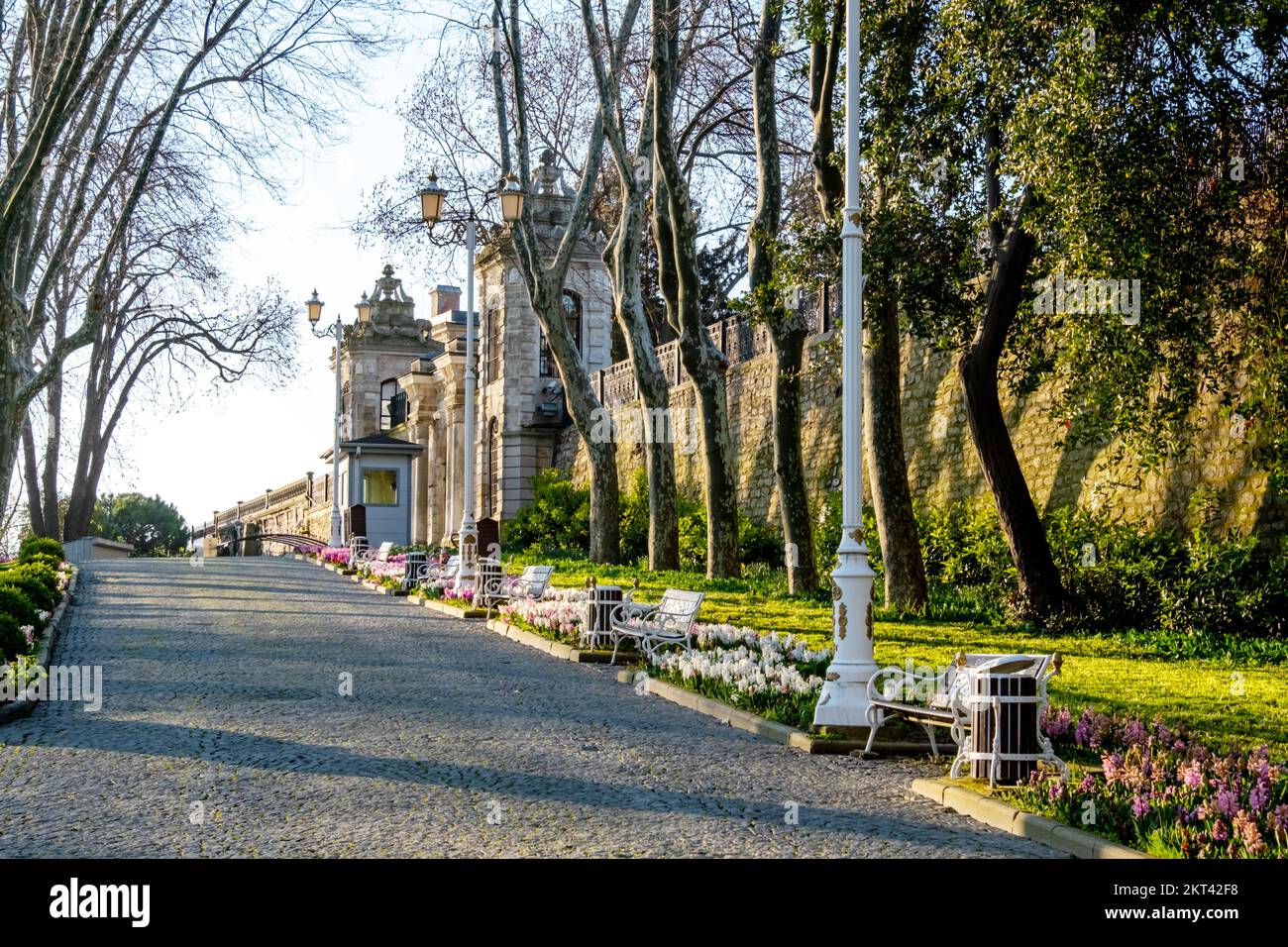 Blick auf den historischen urbanen Gulhane Park im Eminonu-Viertel von Istanbul. Topkapi-Palast. Istanbul, Türkei. Stockfoto