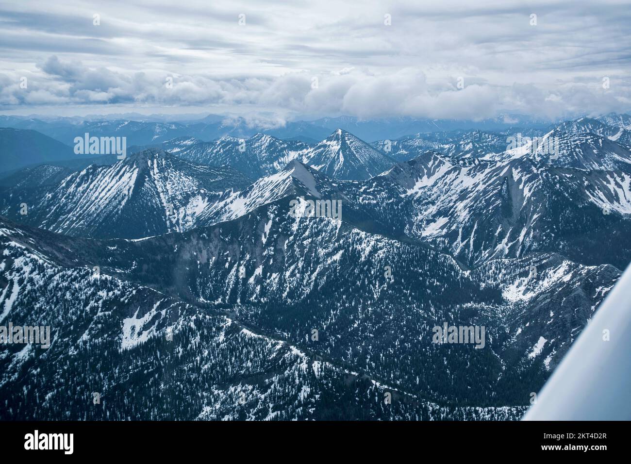 Fliegen über gefrorene Berggipfel. Glacier-Nationalpark Stockfoto