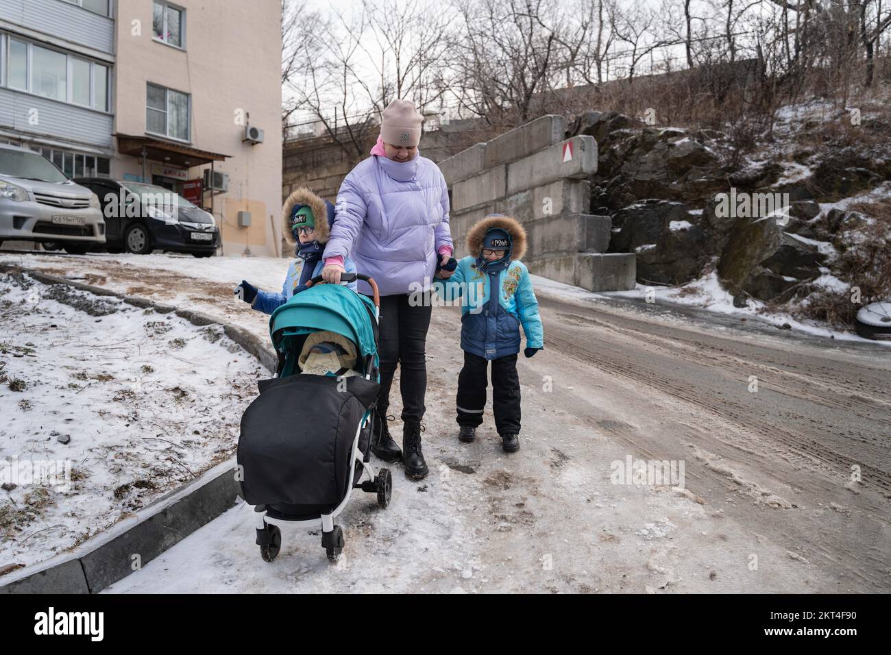 (221129) -- WLADIWOSTOK, 29. November 2022 (Xinhua) -- Eine Mutter geht mit ihren Kindern auf einer eisbedeckten Straße nach eiskaltem Regen in Wladiwostok, Russland, 29. November 2022. (Foto: Guo Feizhou/Xinhua) Stockfoto