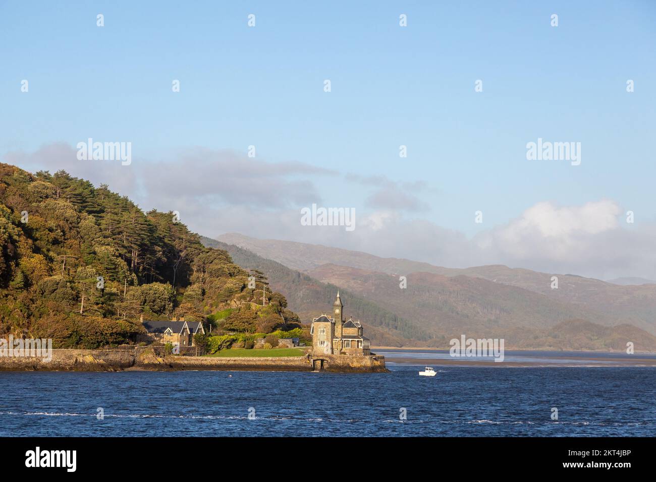 Großes Haus an der Afon Mawddach, Mawdach Mündung, Barmouth, Wales Stockfoto