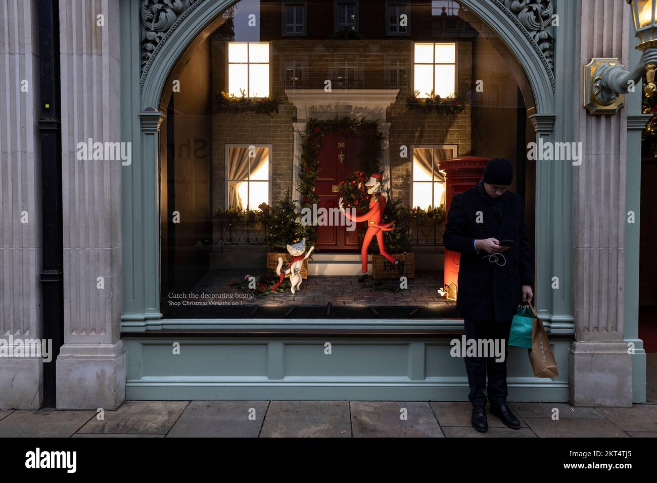 Vor dem Fortnum & Mason in London halten Besucher während der Feiertage vor Weihnachten 2022 an den Weihnachtsfenstern des Fortnum. Stockfoto Vor dem Fortnum & Mason in London halten Besucher während der Feiertage vor Weihnachten 2022 an den Weihnachtsfenstern des Fortnum. Stockfoto