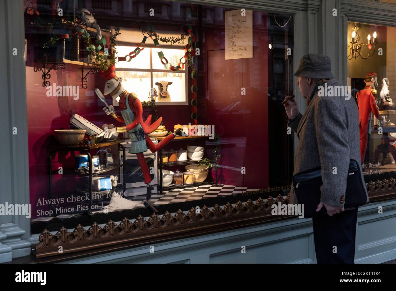 Vor dem Fortnum & Mason in London halten Besucher während der Feiertage vor Weihnachten 2022 an den Weihnachtsfenstern des Fortnum. Stockfoto Vor dem Fortnum & Mason in London halten Besucher während der Feiertage vor Weihnachten 2022 an den Weihnachtsfenstern des Fortnum. Stockfoto