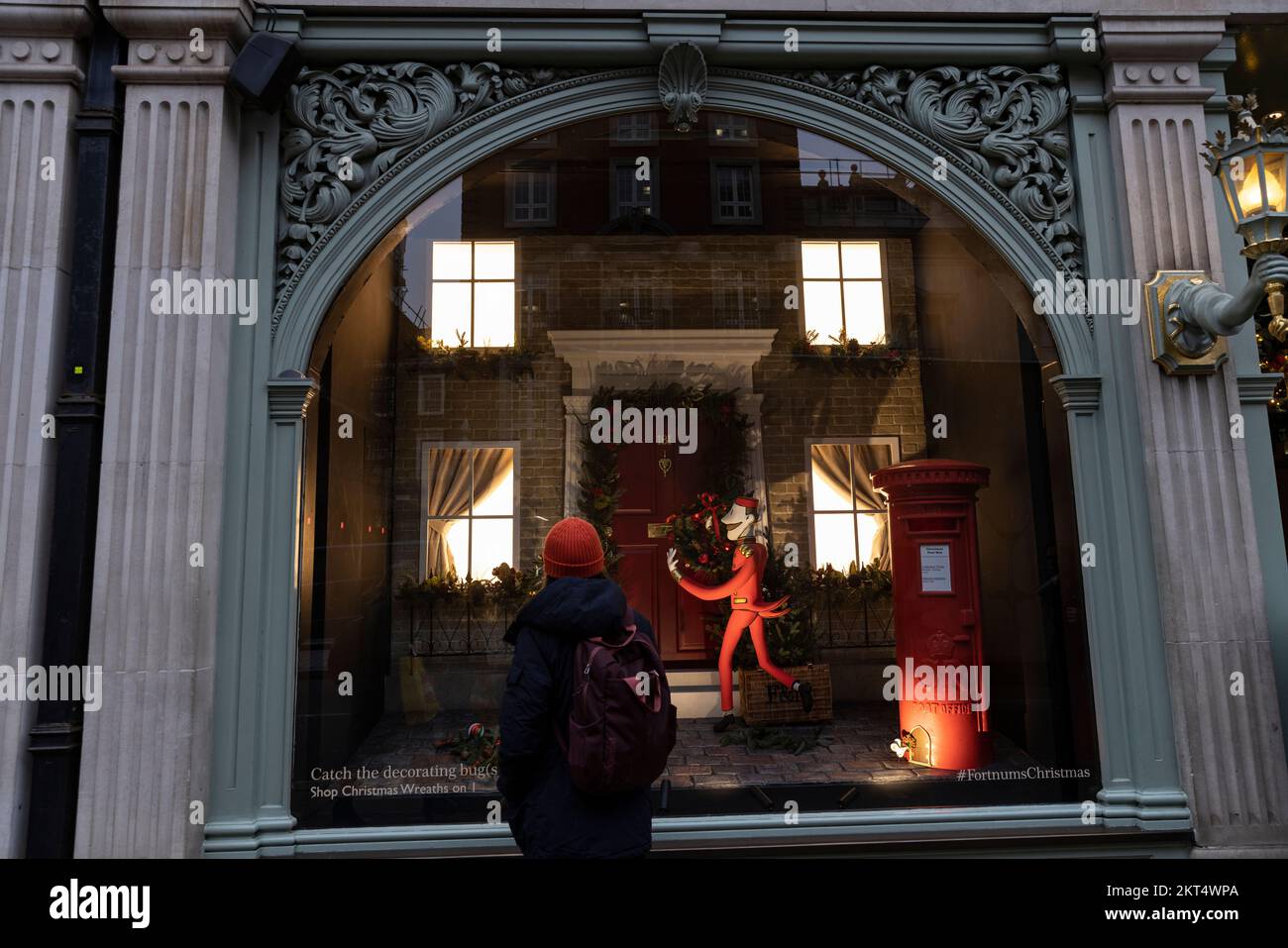Vor dem Fortnum & Mason in London halten Besucher während der Feiertage vor Weihnachten 2022 an den Weihnachtsfenstern des Fortnum. Stockfoto Vor dem Fortnum & Mason in London halten Besucher während der Feiertage vor Weihnachten 2022 an den Weihnachtsfenstern des Fortnum. Stockfoto