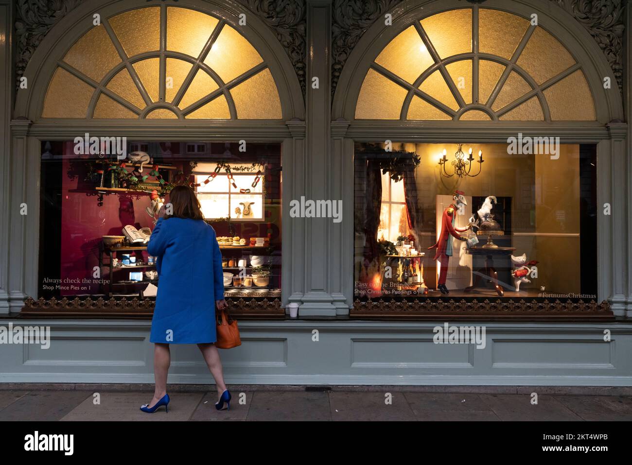 Vor dem Fortnum & Mason in London halten Besucher während der Feiertage vor Weihnachten 2022 an den Weihnachtsfenstern des Fortnum. Stockfoto Vor dem Fortnum & Mason in London halten Besucher während der Feiertage vor Weihnachten 2022 an den Weihnachtsfenstern des Fortnum. Stockfoto