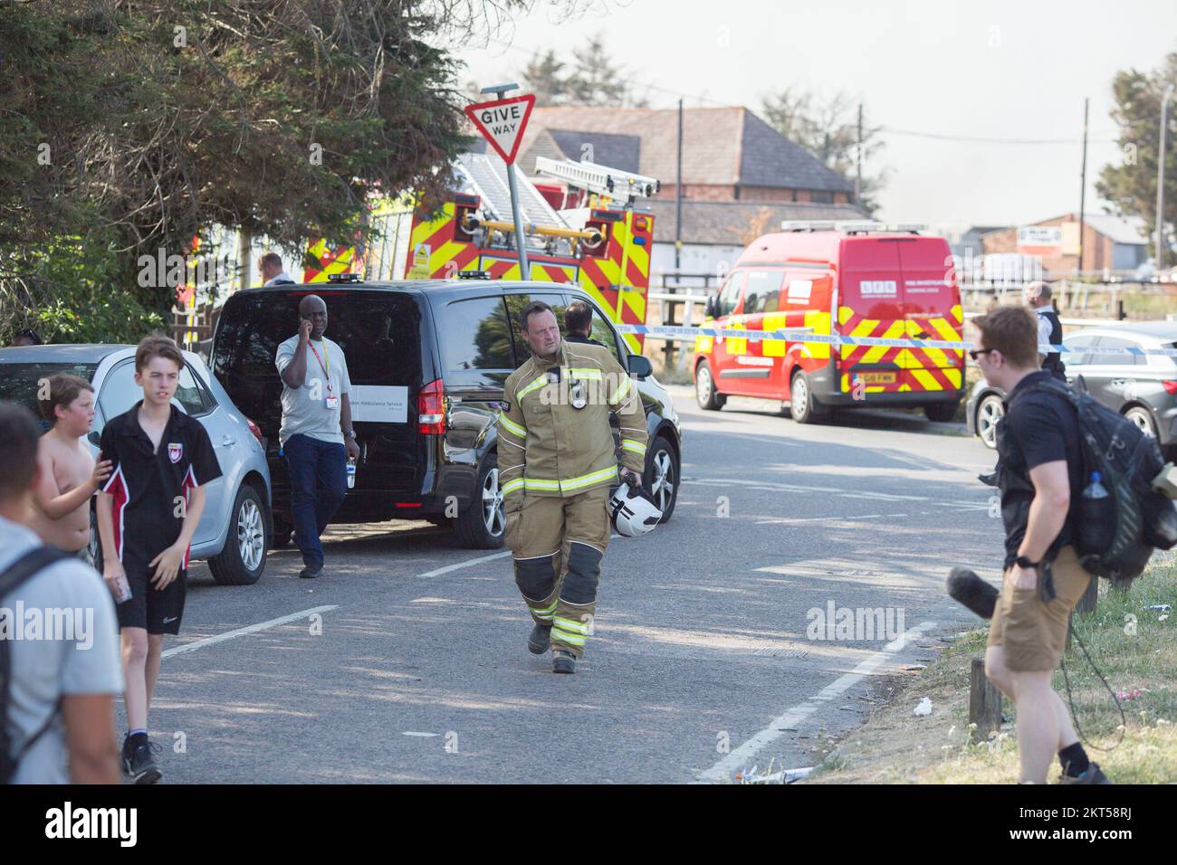 Fahrzeuge der Londoner Feuerwehr werden am Tatort eines Brandes in Wennington im Osten Londons gesehen, da Großbritannien Temperaturen von über 40 Grad verzeichnet hat. Stockfoto