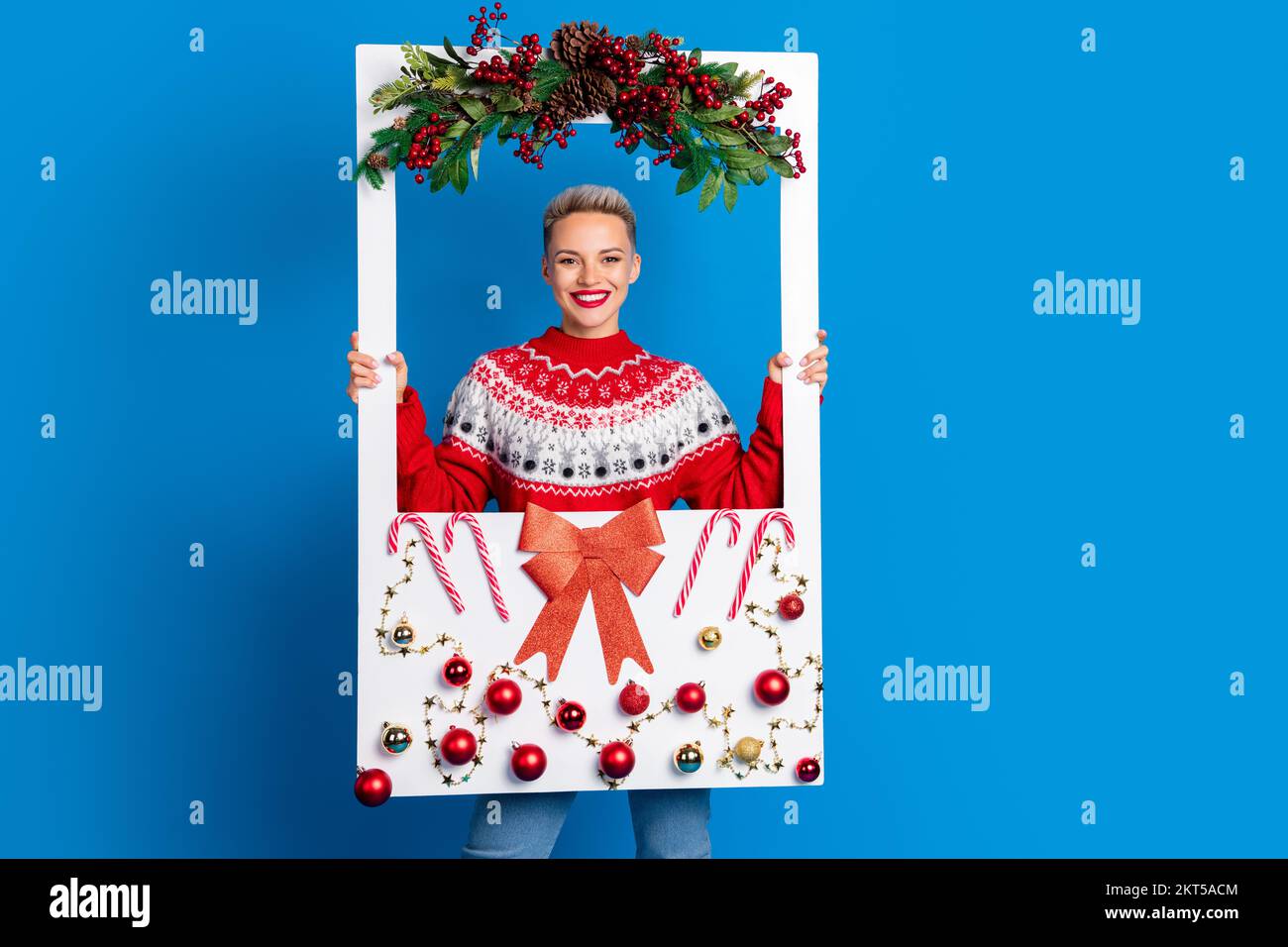 Porträtfotokadre eines jungen Mädchens, das Neujahr feiert, Wunsch nach Magie Weihnachten Mitternacht, Papierrahmen-Dekoration isoliert auf blauem Hintergrund Stockfoto