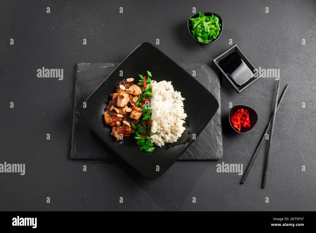 Kung Pao Huhn oder Gong Bao Ji Ding auf dunklem Betonhintergrund ...
