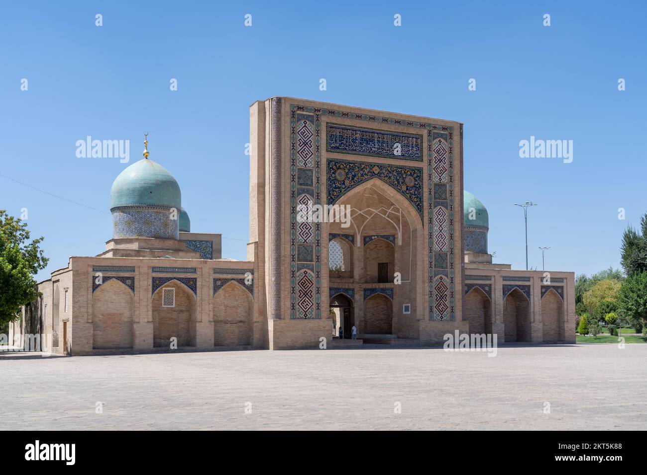 Landschaftsblick auf die Fassade und die blauen Kuppeln von Barakhan oder Barak Khan Madrasa auf dem Khaben Imam Platz, dem religiösen Zentrum von Taschkent, Usbekistan Stockfoto
