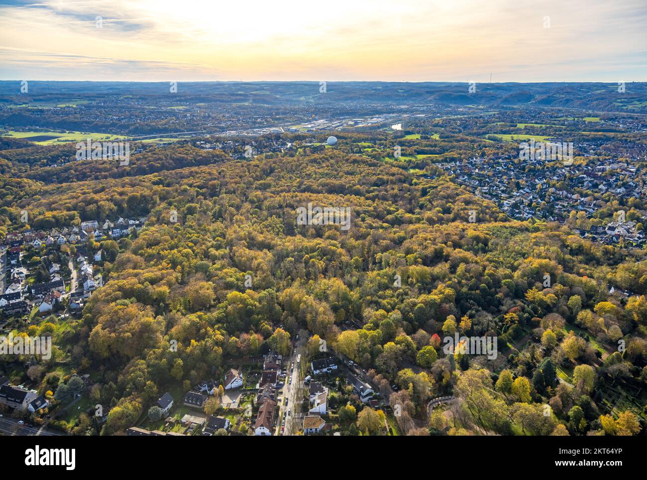 Luftaufnahme, Waldgebiet Weitmarer Holz, Herbstwald, Observatorium Bochum im Hintergrund (weiße Kugel), Weitmar-Mark, Bochum, Ruhrgebiet, Nordrhein Stockfoto