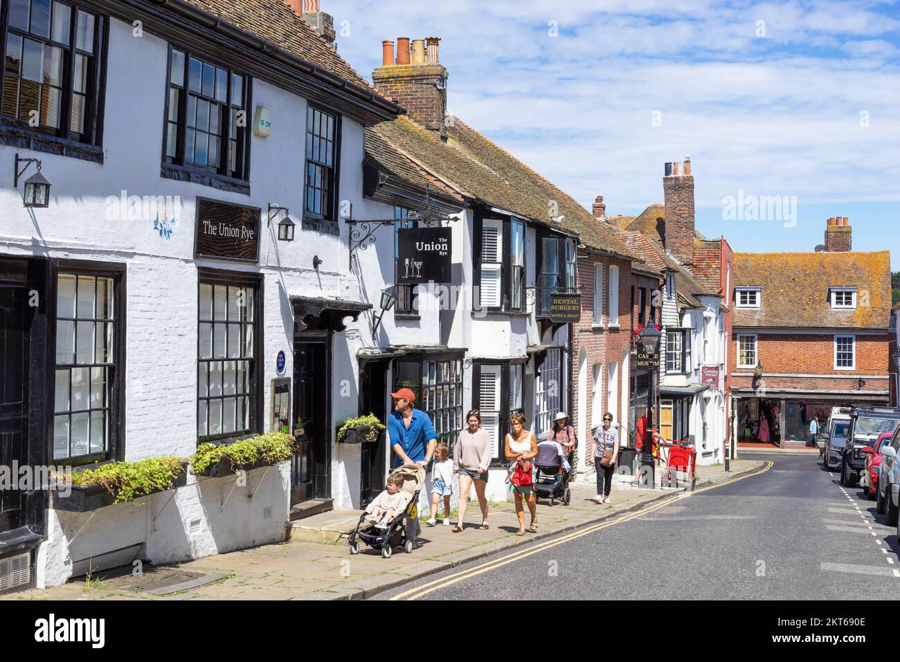 Rye East Sussex Menschen, die an Geschäften und dem Union Restaurant an der East Street Rye Sussex England GB Europa vorbeigehen Stockfoto