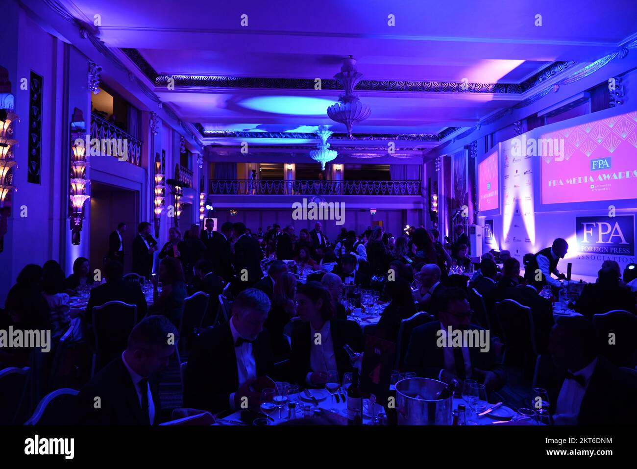 Die jährlichen Auszeichnungen der Foreign Press Association Media Awards ( Oscars of Journalism ) zählen zu den renommiertesten Preisverleihungen der Welt , die sich der Exzellenz im Journalismus widmen . Die FPA Media Awards bieten eine einzigartige Gelegenheit für Journalisten, von ihren internationalen Kollegen gefeiert und anerkannt zu werden. Britische und internationale Beiträge werden von allen großen Sendeanstalten, Zeitungen, digitalen Nachrichten und Zeitschriften der Welt begrüßt , Stockfoto