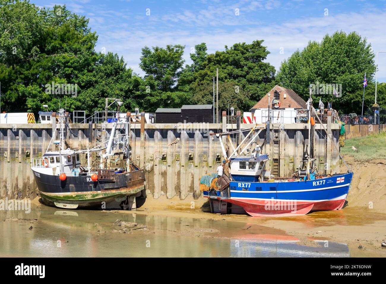 Rye East Sussex Fischerboote, die bei Ebbe am Rye Bay Fischladen Rye Sussex England UK GB Europe festgemacht haben Stockfoto