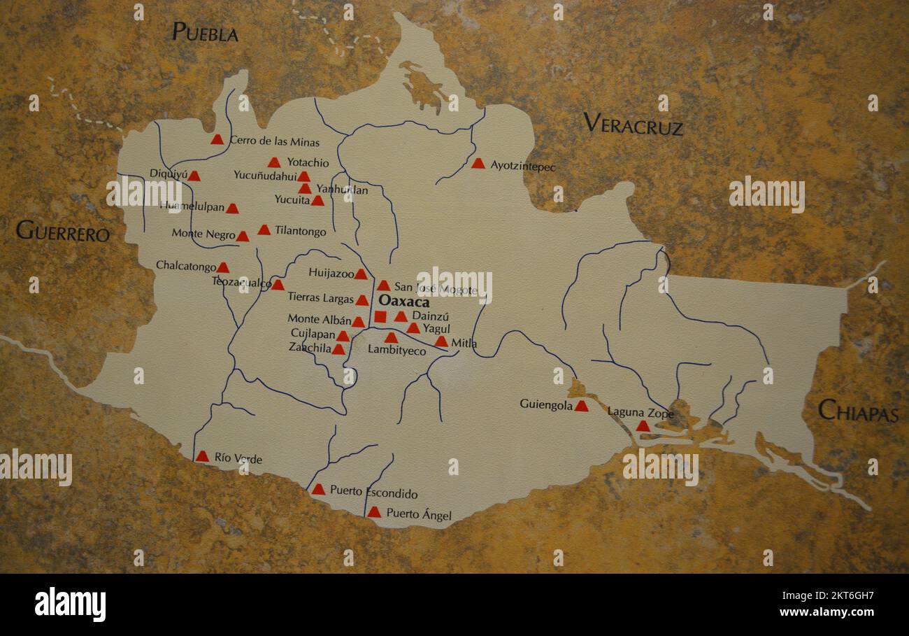 Bild des aktuellen Oaxaca-Territoriums mit den Standorten der archäologischen Stätten. Oaxaca-Raum im Nationalmuseum für Anthropologie Stockfoto