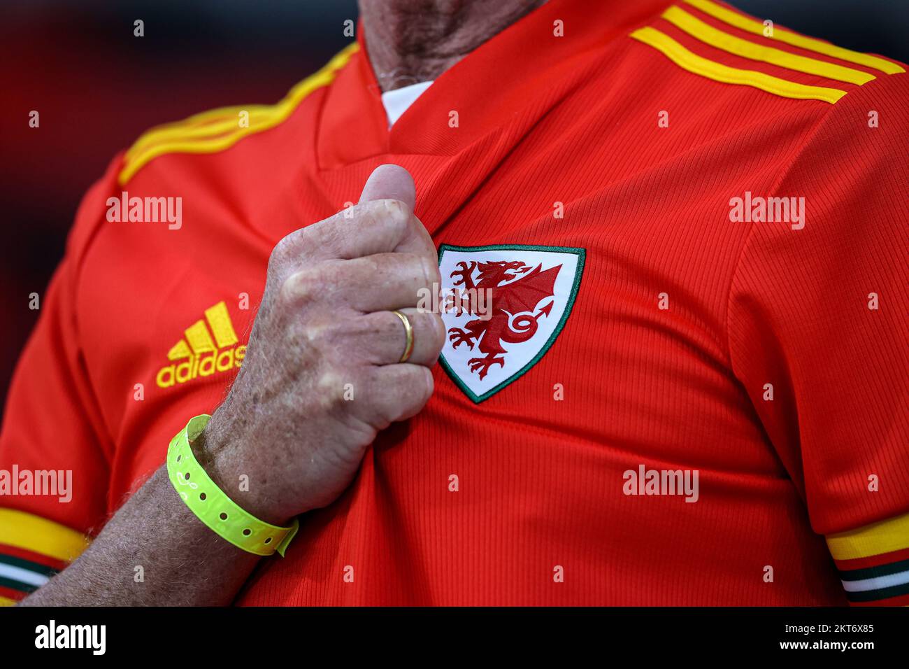 29.. November 2022; Ahmed bin Ali Stadium, Al Rayyan, Katar; FIFA Fußball-Weltmeisterschaft, Wales gegen England; Wales-Fan packt sein Wales Heimtrikot mit Leidenschaft fest Stockfoto