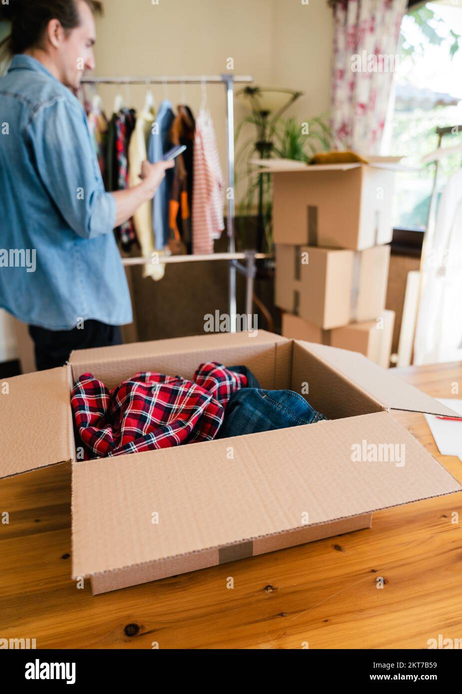 Wiederverkauf oder Spende von Gebrauchtbekleidung. Stockfoto