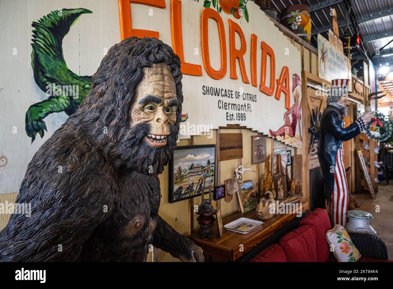 Bigfoot und Onkel Sam im Showcase of Citrus, einer Zitrusattraktion am Straßenrand in Clermont, Florida, südöstlich von Orlando. (USA) Stockfoto