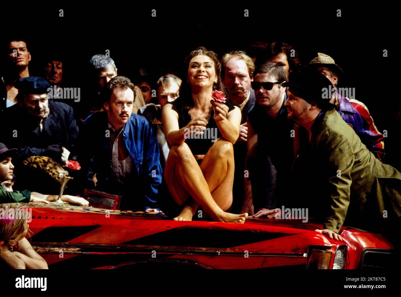 Sally Burgess (Carmen) in CARMEN English National Opera (ENO), London Coliseum, London WC2 13/01/1993 Musik: Georges Bizet libretto: Henri Meilhac & Ludovic Halévy Dirigent: Justin Brown Design: Maria Bjornson Beleuchtung: Paul Pyant Choreographer: Terry John Bates Regisseur: David Pountney Stockfoto
