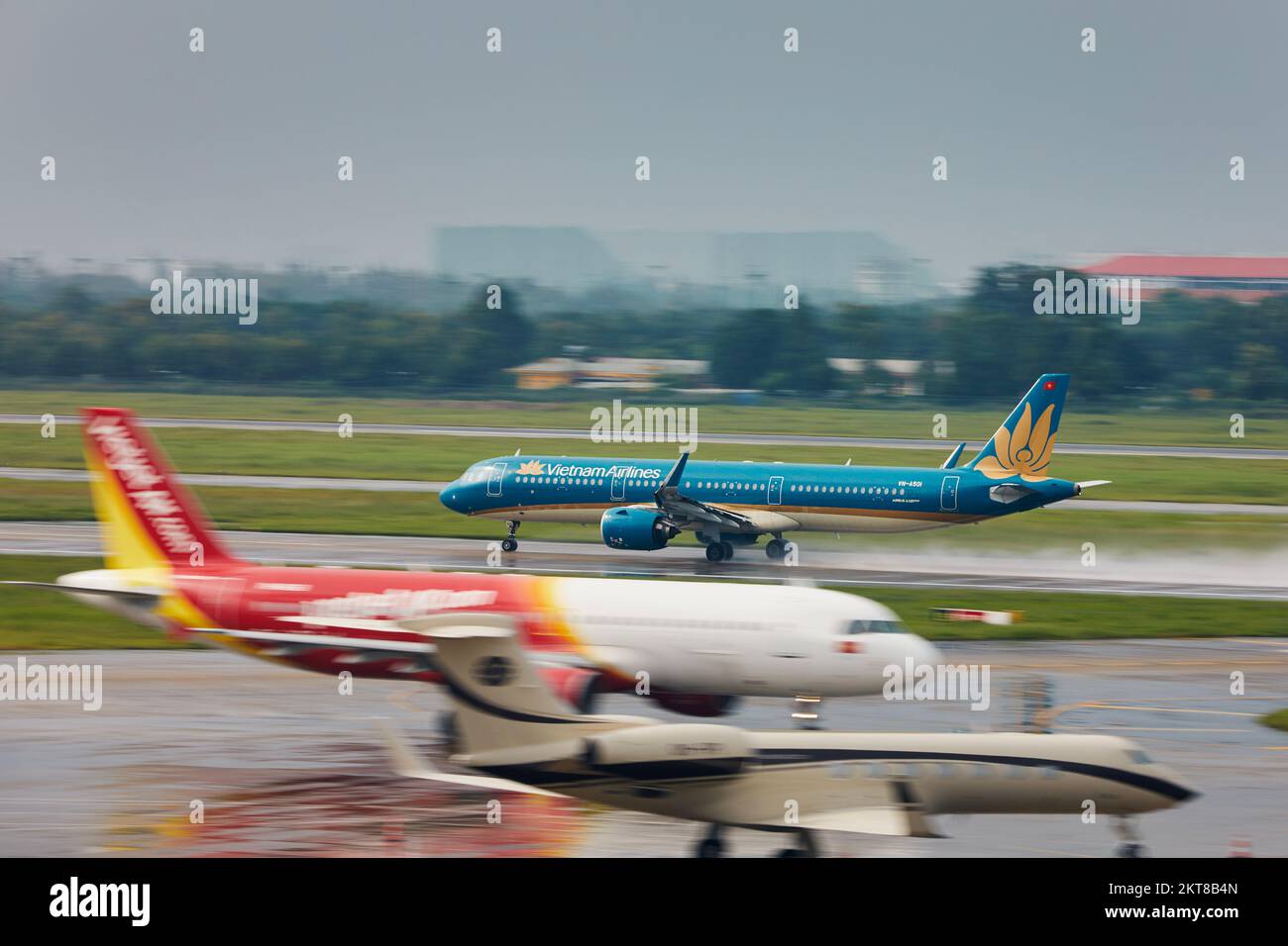 Ho-Chi-Minh-Stadt, Vietnam - 04. November 2022: Vietnam Airlines Airbus A321 NEO während des Abflugs vom internationalen Flughafen Tan Son Nhat in Vietnam. Stockfoto
