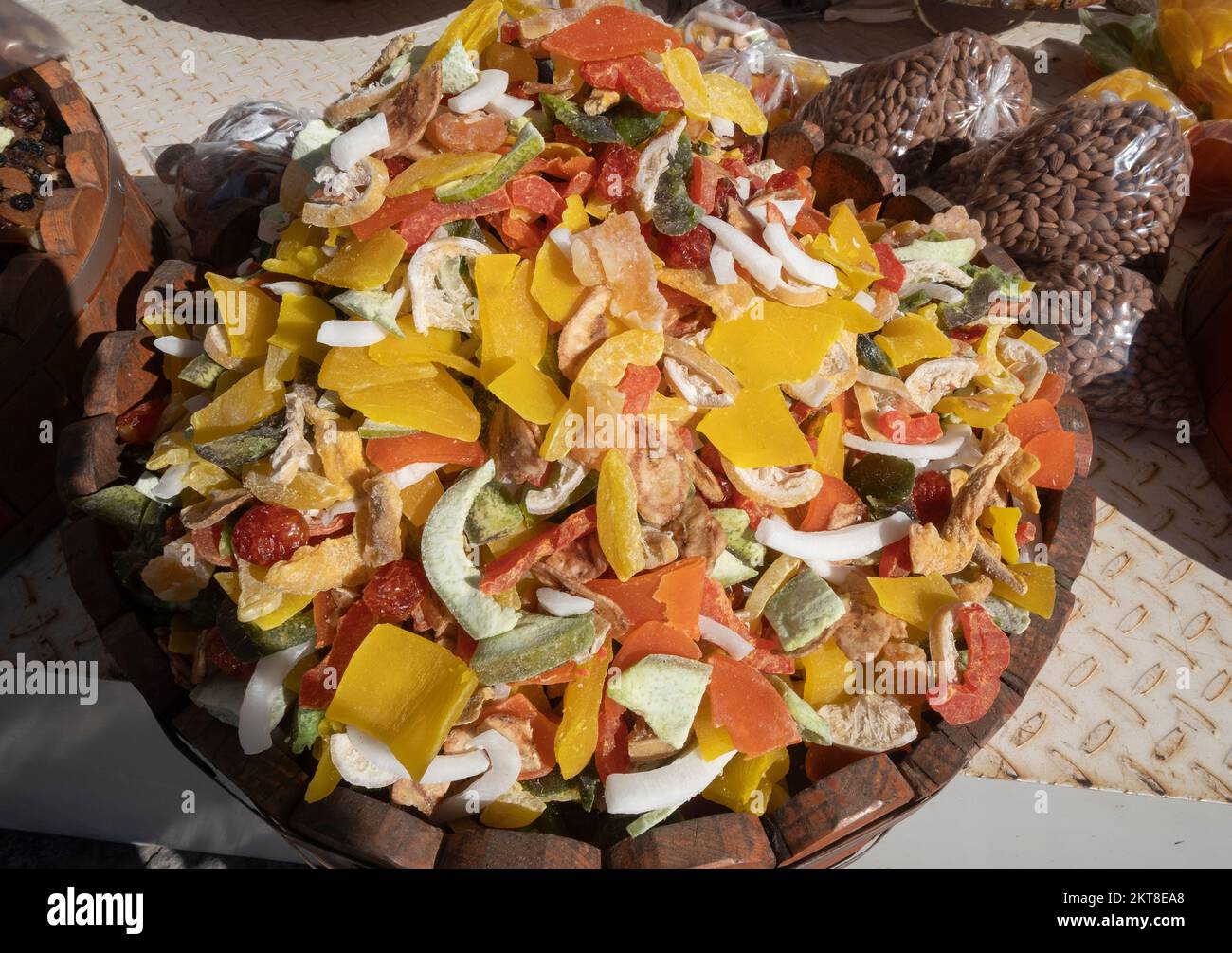 Türkische Nüsse und Früchte auf einem großen Teller. Türkischer Genuss mit verschiedenen Füllungen. Truthahn Stockfoto