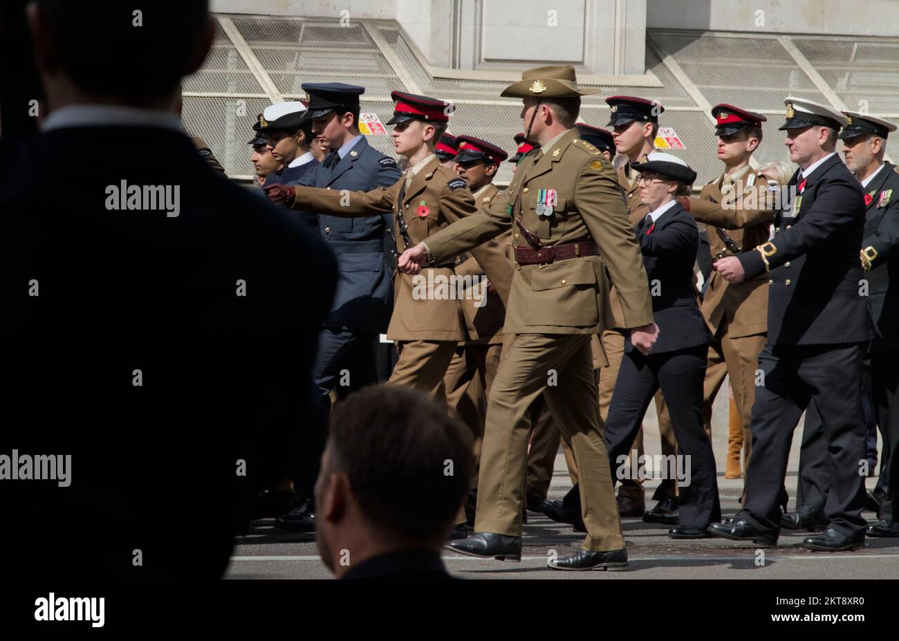 Australische Soldaten und andere Regimenter marschieren gemeinsam am Anzac Day London UK vorbei an Cenotaph, Whitehall Stockfoto