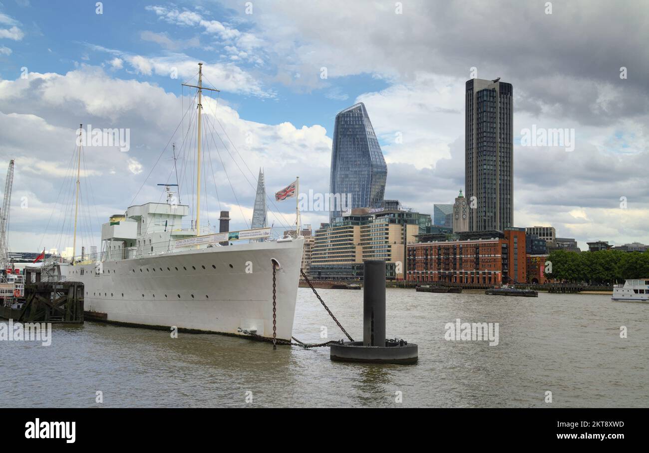 HMS Wellington verlegte an der Themse mit dem OXO Tower und den Skycrapern an der Skyline, London UK Stockfoto