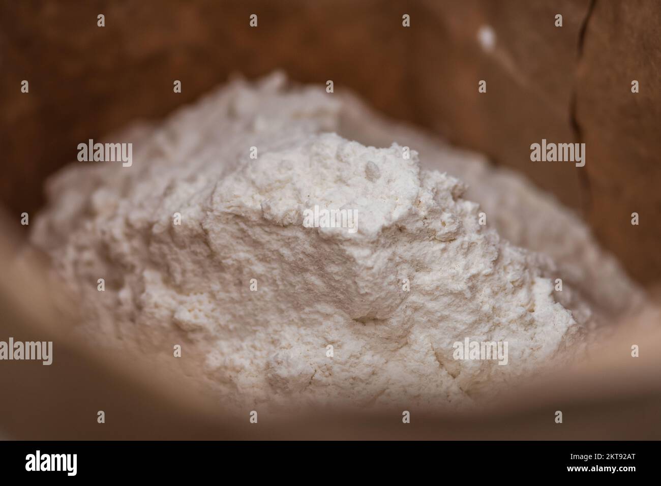 Weißes Mehl in einer Papiertüte, Nahaufnahme Stockfoto