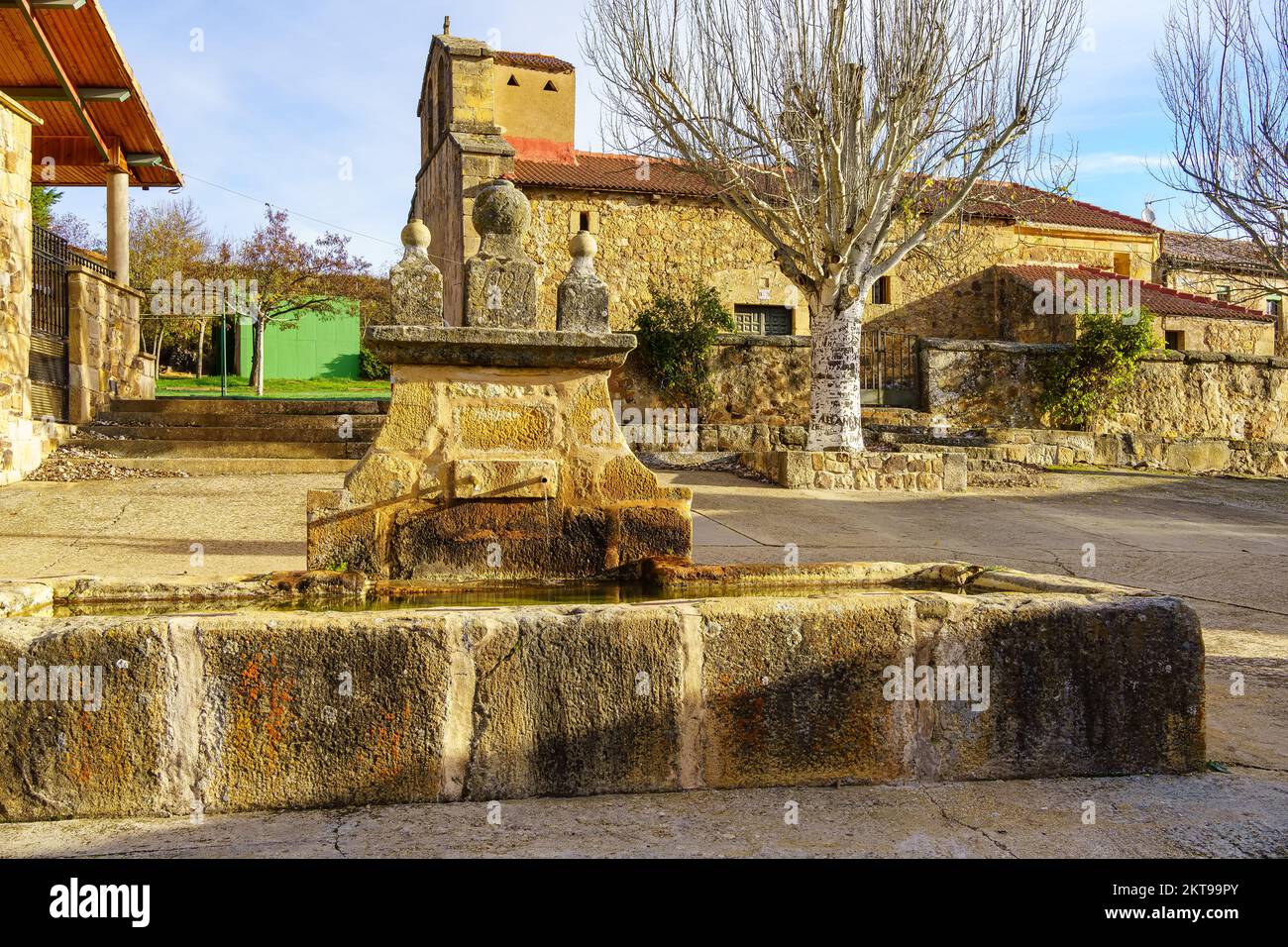 Quelle des frischen Bergwassers auf dem Platz des alten Steindorfes, Spanien. Stockfoto