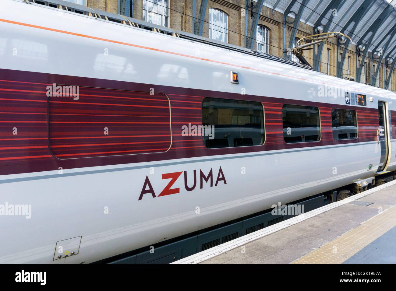 Logo auf einem LNER Azuma Diesel-Elektro-Hybridzug am Bahnhof King's Cross in London. Stockfoto