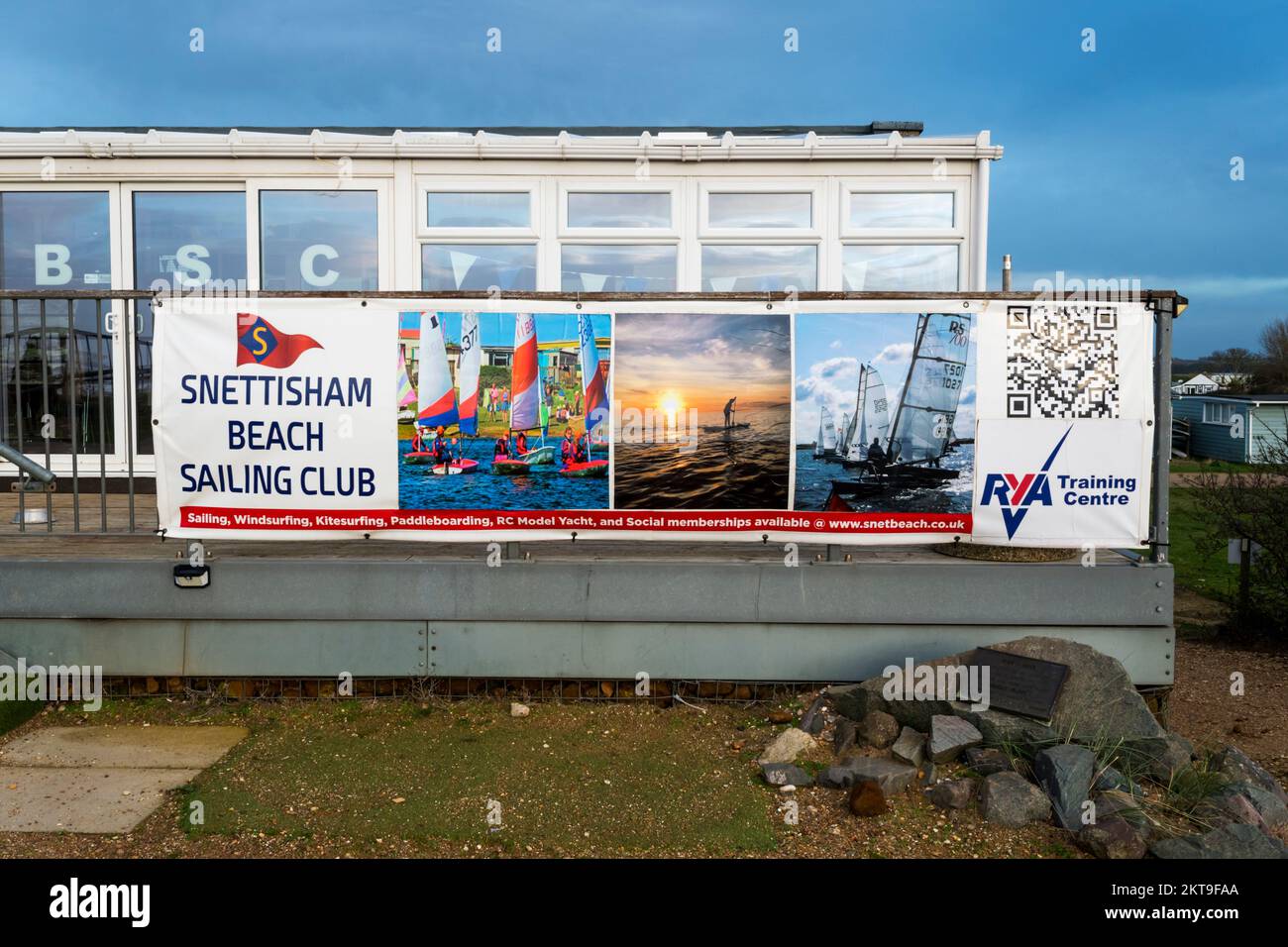 Poster vor dem Snettisham Beach Sailing Club am Ufer des Wash in Norfolk. Stockfoto