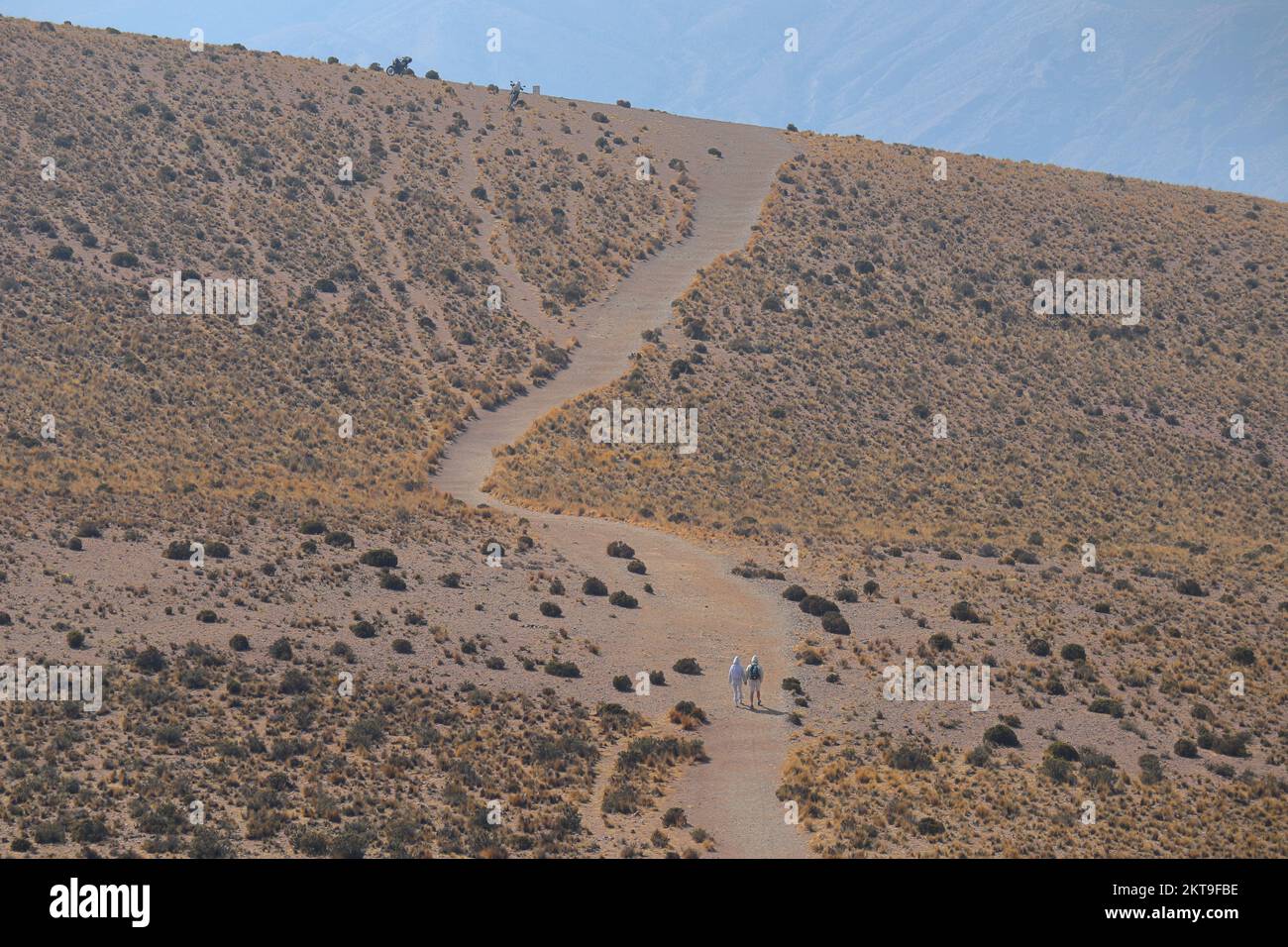 Blick auf die Umgebung des Berges mit 7 Farben, in humahuaca, an einem rauchigen Tag aufgrund von Waldbränden Stockfoto