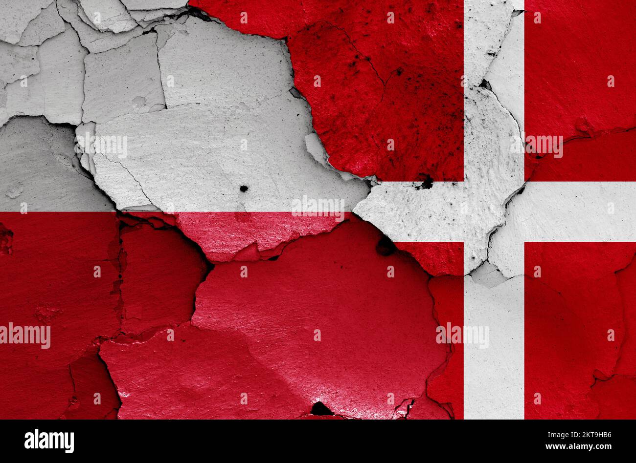 Flaggen Polens und Dänemarks, die auf eine gerissene Wand gemalt wurden Stockfoto