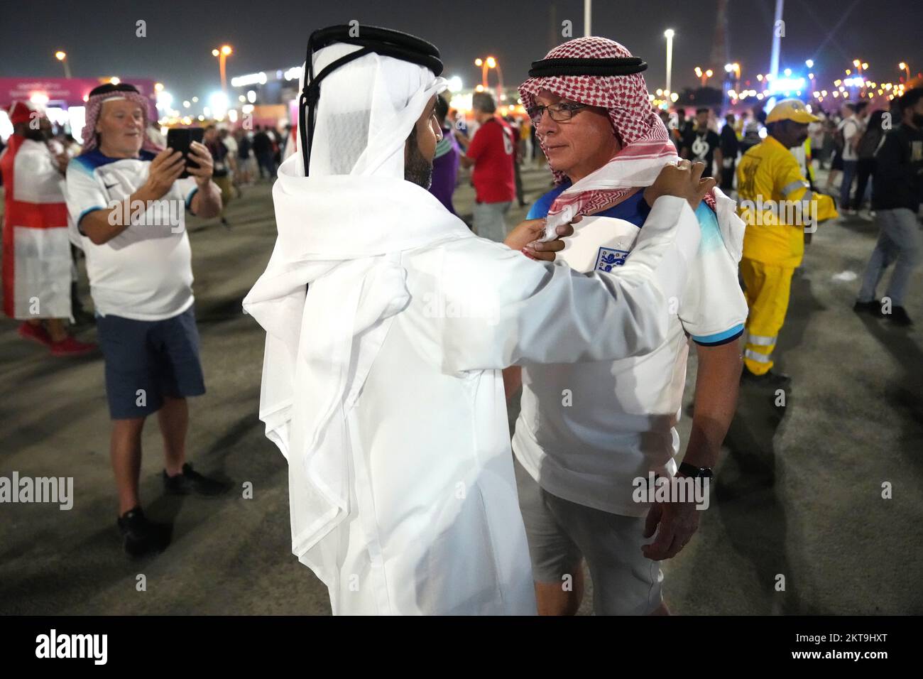 Der englische Fan Phil Evans hat einen Ghutra, einen traditionellen Kopfschmuck, der vor dem FIFA World Cup Group B Spiel zwischen Wales und England steht. Foto: Dienstag, 29. November 2022. Stockfoto