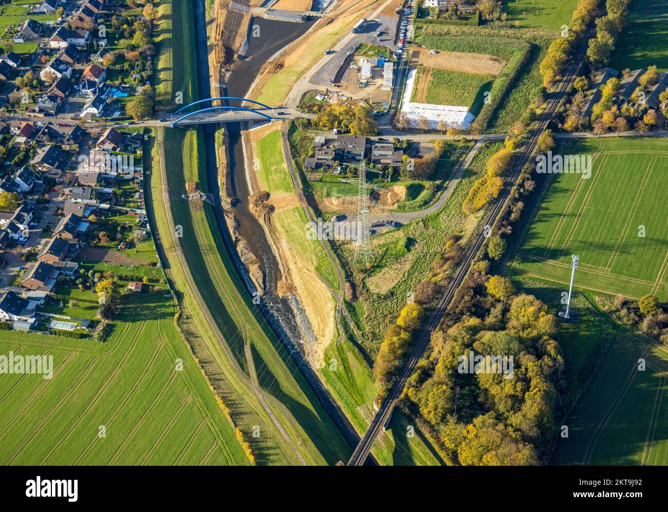 Luftaufnahme der alten und neuen Mündung des Emscher an der Stadtgrenze zwischen Dinslaken und Voerde, Mündung in den Rhein, Emscher rec Stockfoto