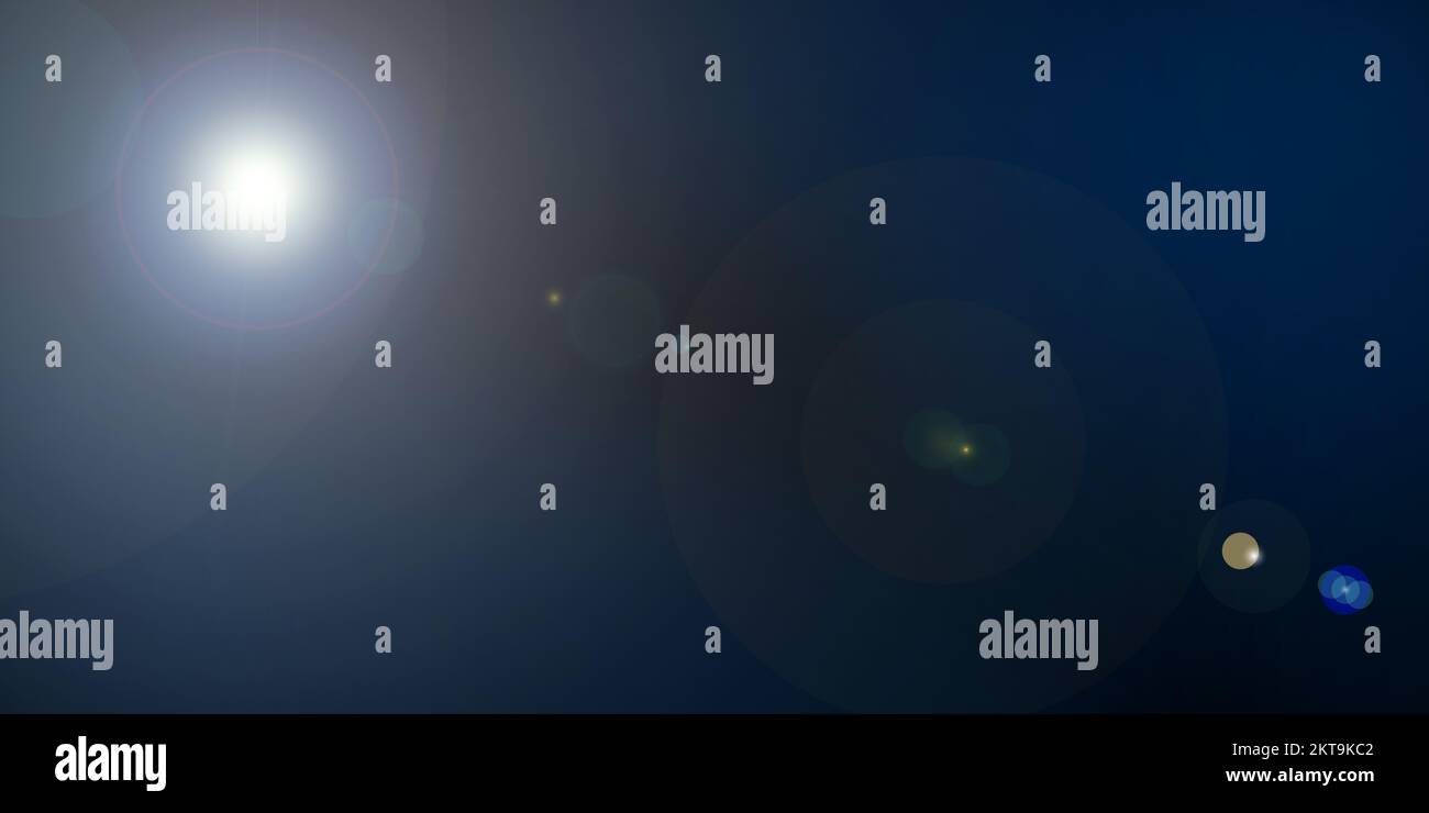 Natürliche Lichtreflexionen auf schwarzem Hintergrund. Sonnenlicht-Leck-Banner mit Kopierbereich für Text. Stockfoto