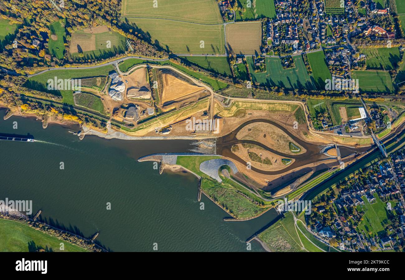 Luftaufnahme der alten und neuen Mündung des Emscher an der Stadtgrenze zwischen Dinslaken und Voerde, Mündung in den Rhein, Emscher rec Stockfoto